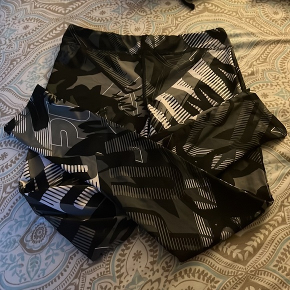 puma pattern leggings! - Picture 2 of 3